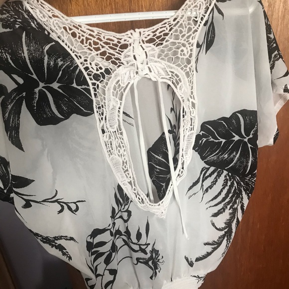 DYNAMITE white top - Picture 2 of 3